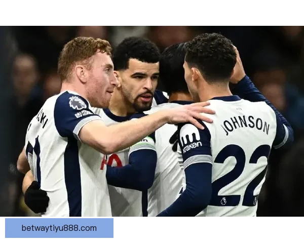 费尔南德斯禁赛在身仍与库库雷利亚轻松交谈气氛融洽